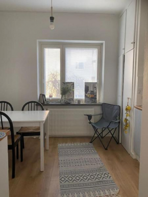 Parvekkeellinen yksiö Kastussa, erillinen keittiö in Turku